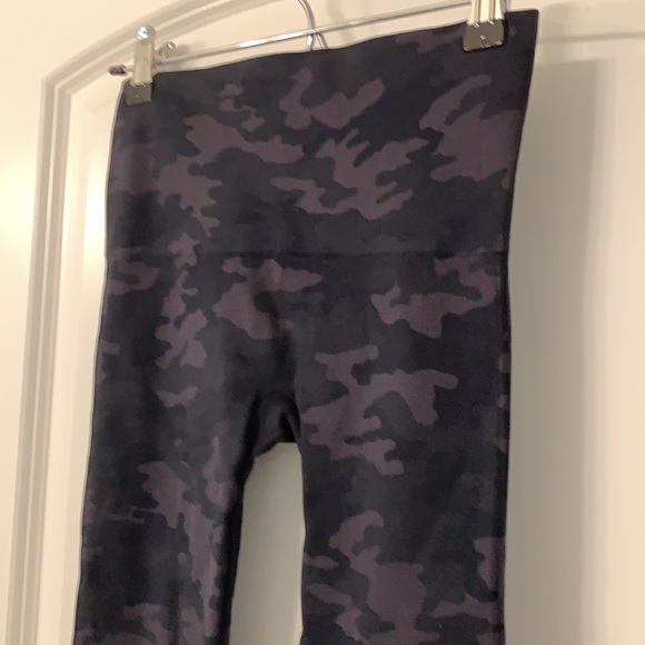New SPANX Look at me Now Camo Leggings Cropped XS - Picture 5 of 7
